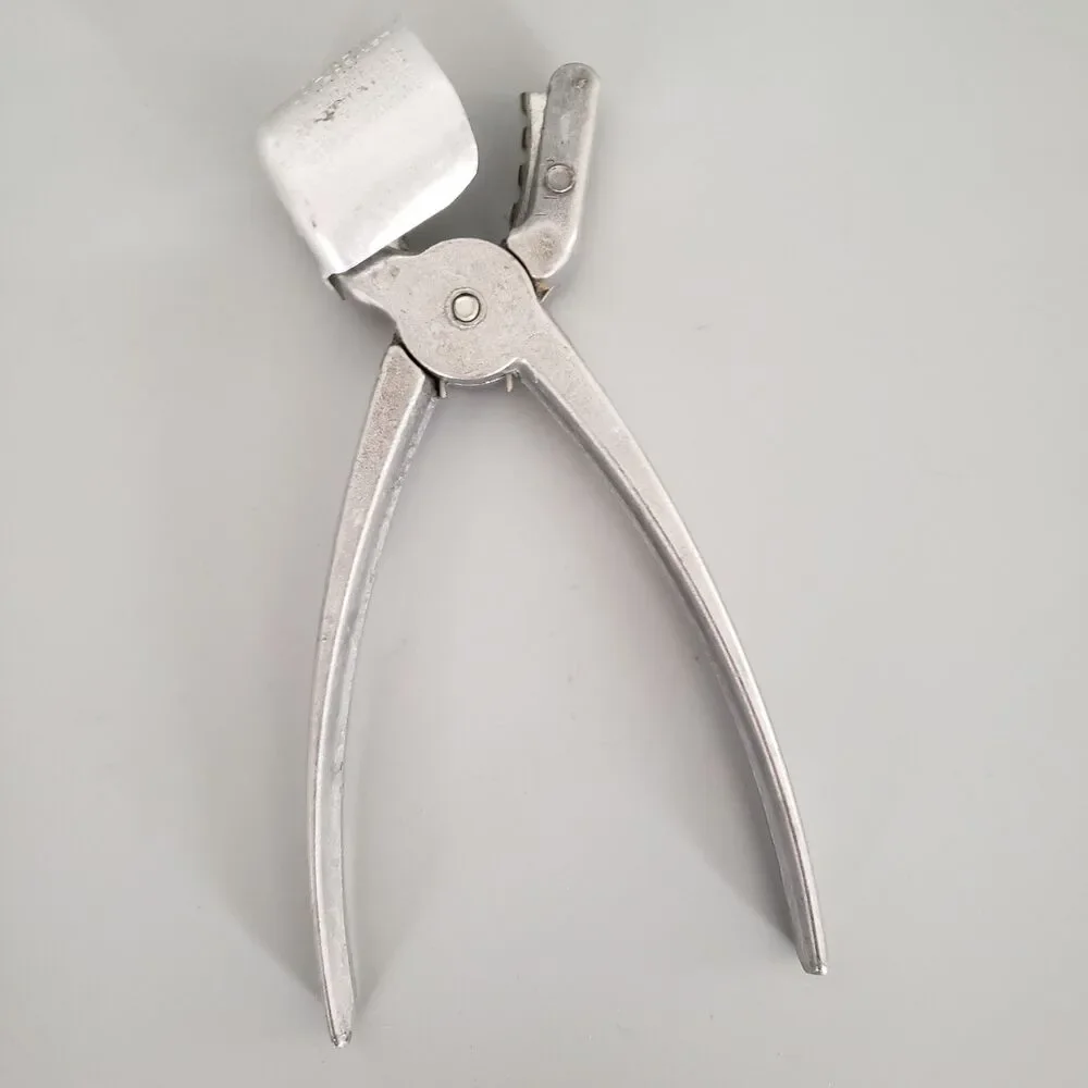 Texan Nut Sheller Cracker Vintage Retro Kitchen Gadget
